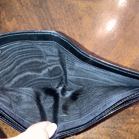 Ferragamo black patent bifold wallet featuring the iconic Double Gancini logo. - Picture 6 of 10